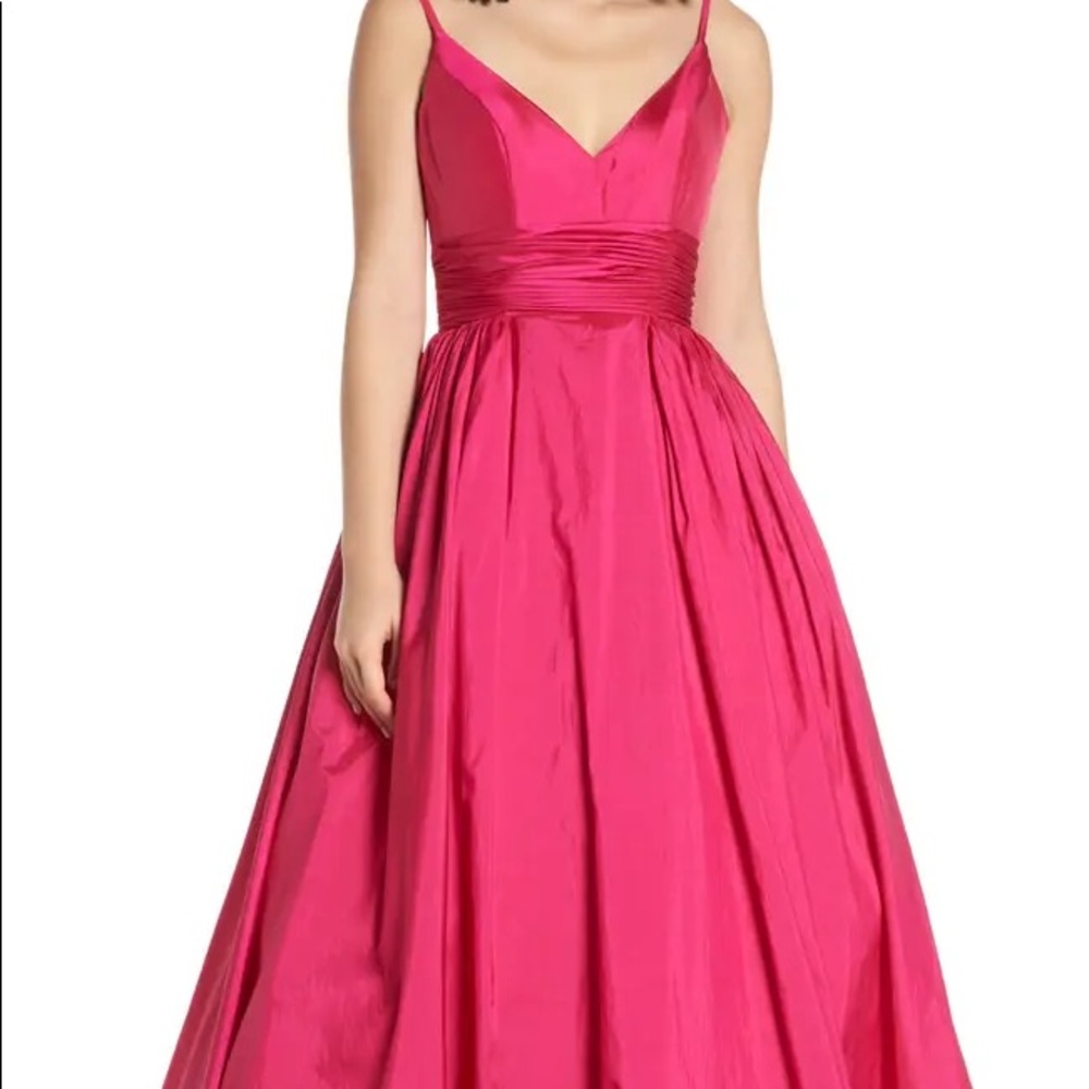 MAC DUGGAL V-Neck Magen Taffeta Ballgown